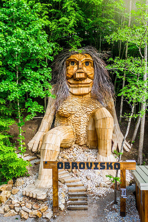 Drevená socha obra v parku Obrovisko